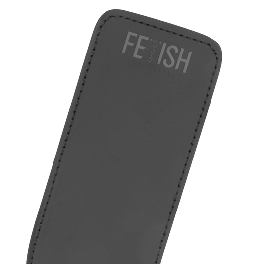 Close-up do chicote de couro vegano FETISH SUBMISSIVE para jogos BDSM