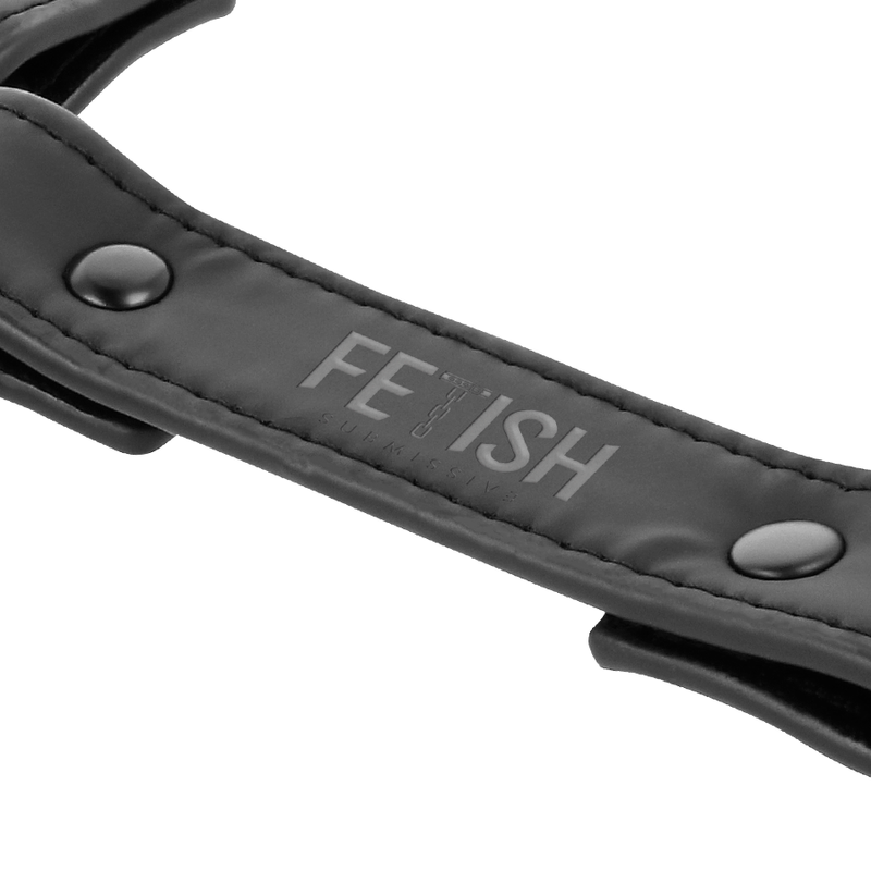 Close-up da União de Algemas FETISH SUBMISSIVE em couro vegano para BDSM.