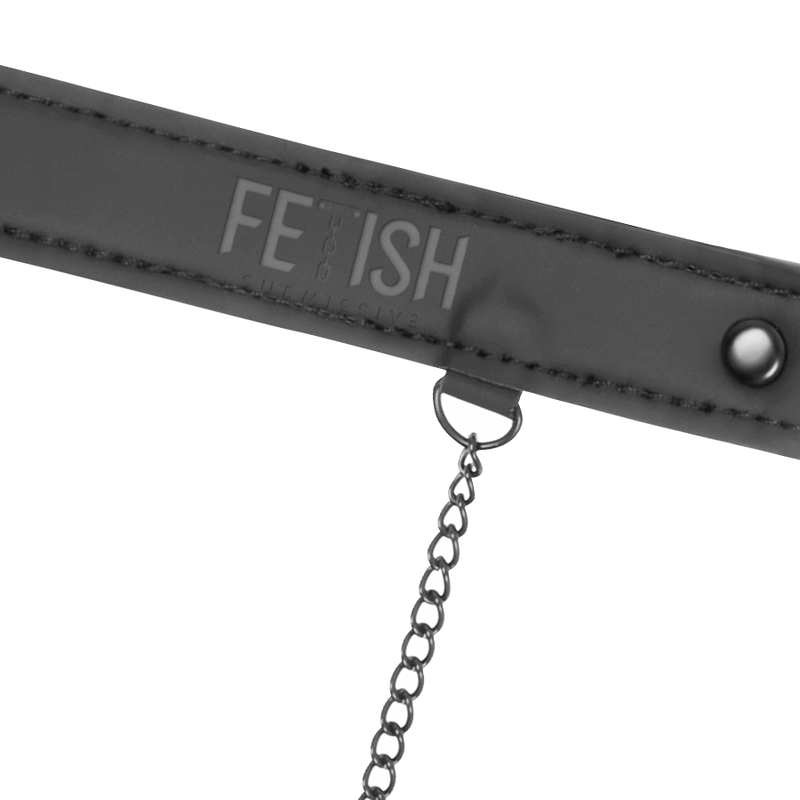 Detalhe do Anel de Gag FETISH SUBMISSIVE com Grampos de Mamilo em couro vegano, mostrando a corrente e os materiais.