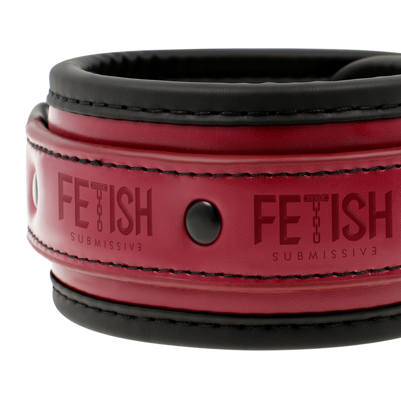 Detalhe das algemas Fetish Submissive em couro vegano com forro de neoprene para BDSM.
