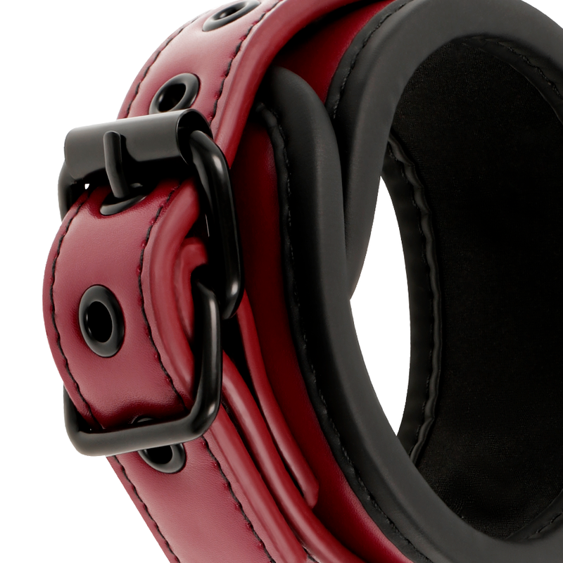 Detalhe das algemas Fetish Submissive em couro vegano com forro de neoprene para BDSM.