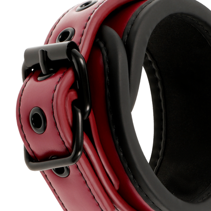 Detalhe das algemas Fetish Submissive em couro vegano com forro de neoprene para BDSM.