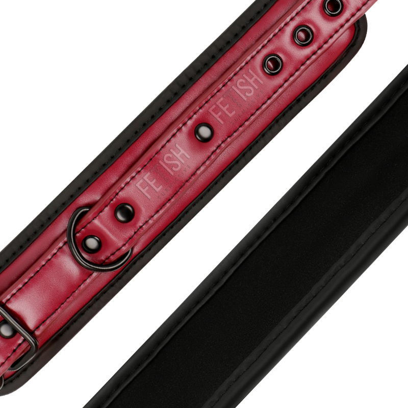 Detalhe das algemas Fetish Submissive em couro vegano com forro de neoprene para BDSM.