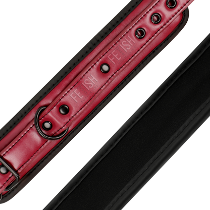 Close-up of the FETISH SUBMISSIVE Algemas de Tornozelo em Couro Vegano com Forro de Neoprene, mostrando detalhes da fivela e material.